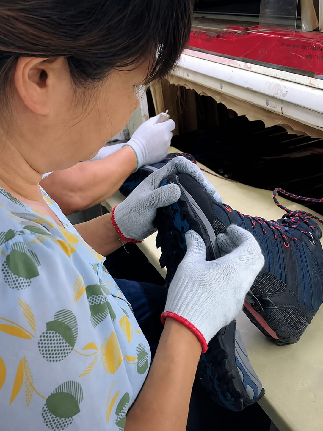 Assembling and lasting a shoe over the last