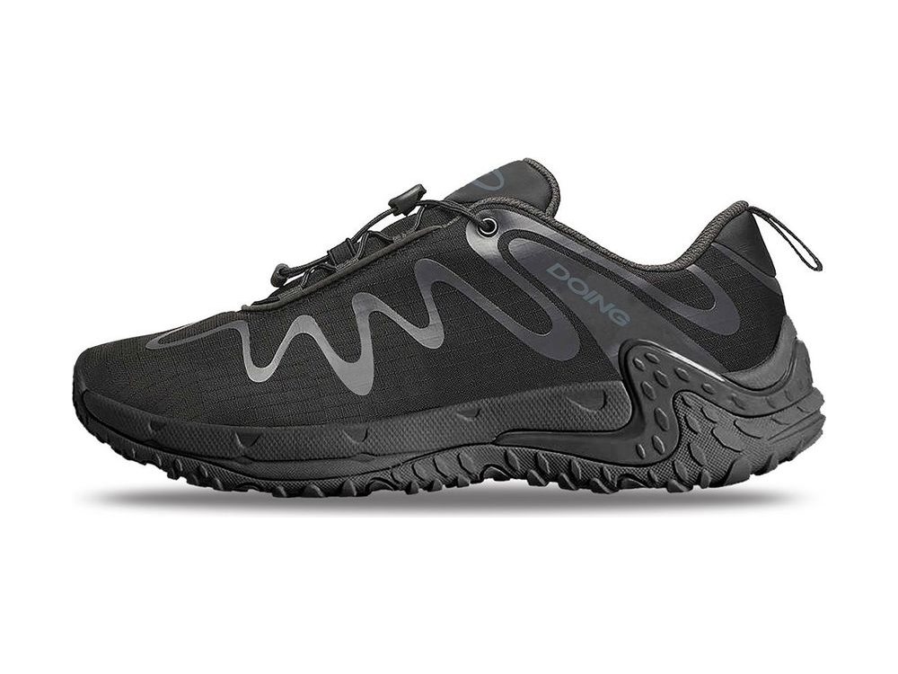 OEM/ODM all-black water-friendly outdoor shoe with a wavy tonal overlay, bungee toggle lacing, rear pull cord and a siped black outsole, manufactured by DOING Footwear