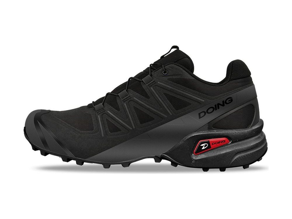OEM/ODM all-black trail running shoe with quicklace loops, TPU chassis overlays, a red heel insert and deep spaced lugs for soft ground, manufactured by DOING Footwear